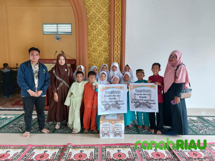 Tingkatkan keimanan dan ketakwaan, KKN Mahasiswa UMRI bagikan alquran di MDA Raudhatul Jannah
